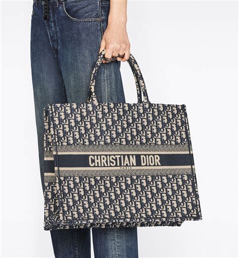 Dior Book Tote小尺寸新登場！重量更輕 .